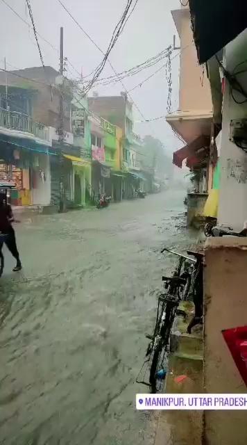 तेज बारिश के बाद कल देर शाम मानिकपुर नगर का दृश्य ...