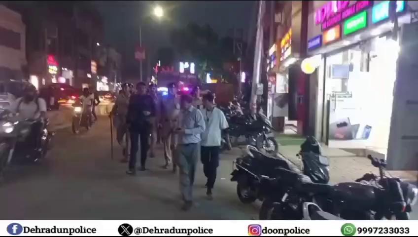 त्यौहारी सीजन के दृष्टिगत पुलिस व्यवस्थाओं का जायजा लेने एसएसपी देहरादून स्वयं उतरे सडकों पर।