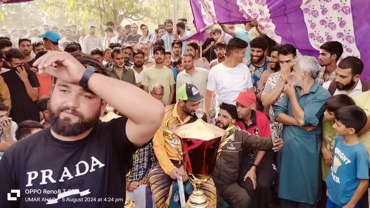 Gund Premier League Final
#IshtiyaqRasool Ishtiyaq rasool (Naag) fans and Abid Rabad during unplayable of Final of Gund premier league Edition 5
followers Bijbehara Premier League Sultan warriors Dadoo Rangers Hill View Rajouri Friends motors narbal