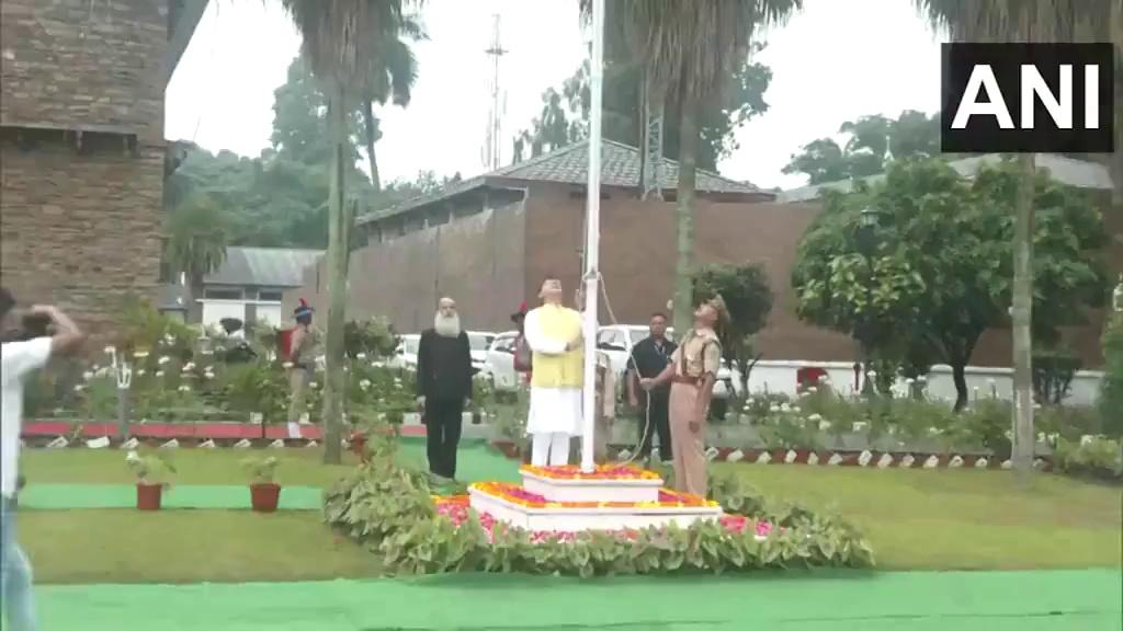 देहरादून: उत्तराखंड के मुख्यमंत्री पुष्कर सिंह धामी ने स्वतंत्रता दिवस के अवसर पर राष्ट्रीय ध्वज फहराया।