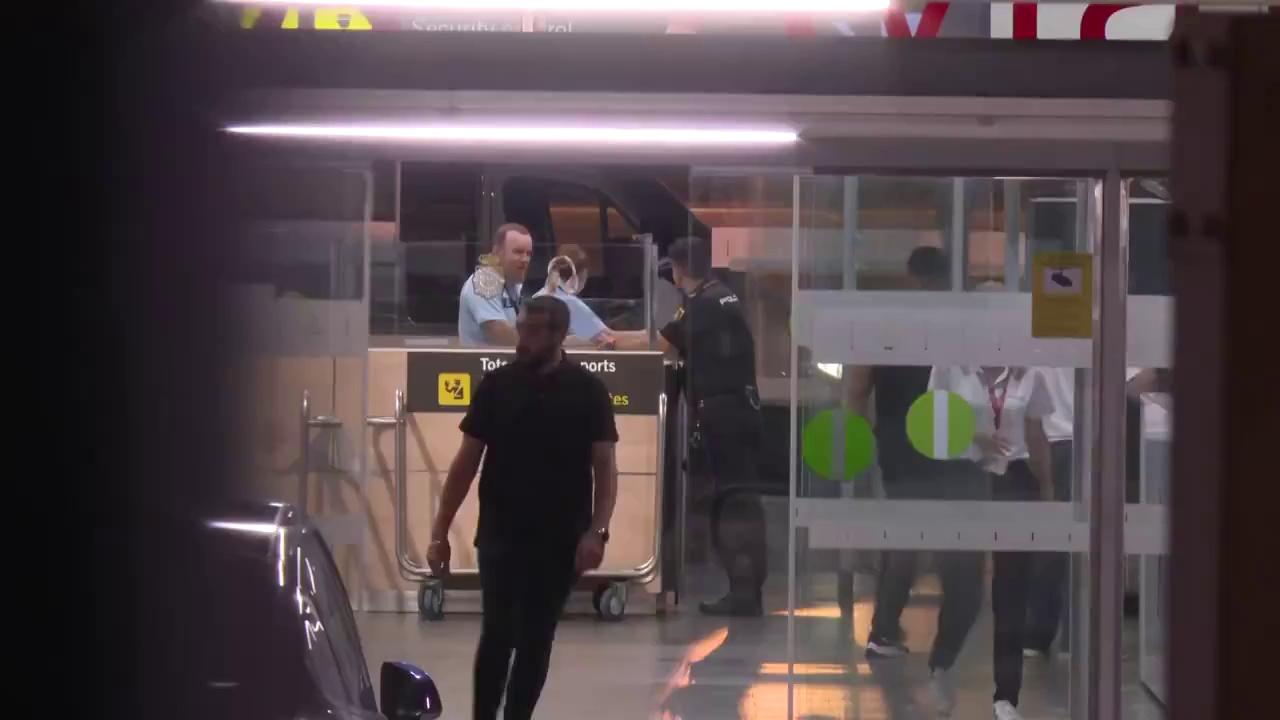 Dani Olmo at the Barcelona airport with his father Miguel Olmo, Deco and agents Andy Bara, Juanma Lopez.