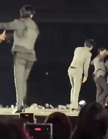 Oh NOOO the stage floor was slippery& ni-ki slipped down !! Pls be careful mandu don’t get hurt !! ㅠㅠ