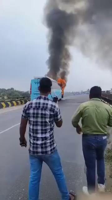 #Siliguri to Patna bus #PURNIA TO PATNA #ARARIA TO PATNA #FORBESGANJ TO PATNA#SIMRAHI TO PATNA #SUPAUL TO PATNA #MADHUBANI TO PATNA #DARBHANGA TO PATNA #MUZAFFARPUR TO PATNA #FIRE #बस में आग लग गया