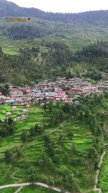 उत्तराखंड के जखोल गांव ने पर्यटन ग्राम के रूप में अपनी पहचान बनाई है। साहसिक पर्यटन के लिए प्रसिद्ध इस गांव में देवक्यारा ट्रेक ताल-बुग्याल और पारंपरिक भवन पर्यटकों को आकर्षित करते हैं। 17 होम स्टे और 200 से अधिक ग्रामीण पर्यटन व्यवसाय से जुड़े हैं। जखोल की लोक संस्कृति और देव उत्सव पर्यटकों को सम्मोहित करते हैं।
हाल ही में राष्ट्रीय स्तर पर #जखोल मोरी को पर्यटन के क्षेत्र में एक शानदार पहचान मिली है,ग्राम वासियों को मेरी तरफ से भी उपलब्धि की हार्दिक बधाई एवं शुभकामनाएं,आज विकासखण्ड मोरी के 22 गांव पंचगाई पट्टी का केन्द्र बिंदु #जखोल में सोमेश्वर महादेव मंदिर परिसर का समतलीकरण एवं सौन्दर्यकरण के निर्माण कार्य का भूमि पूजन एवं कार्य शुभारंभ कार्यक्रम में मुख्य अतिथि के रूप में मान्य विधायक दुर्गेश्वर जी Durgeshwar Lal ने प्रतिभाग किया।