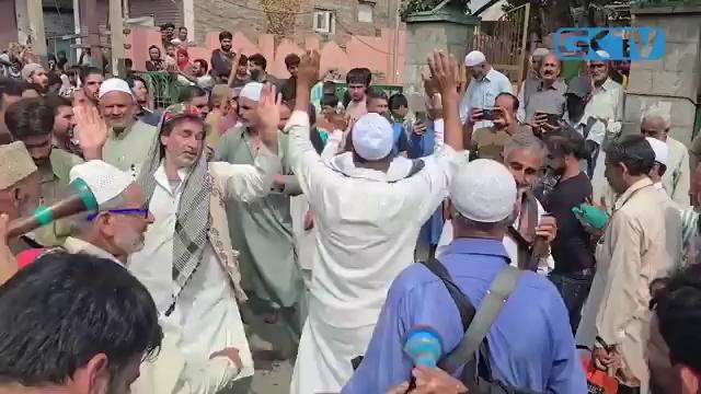 Thousands of people join the centuries-old #traditional rally from #Chadoora to the shrine of Sheikh ul Aalam (RA) in Chrar-e-Sharif where they offered special prayers seeking an end to #dryspell in the valley.