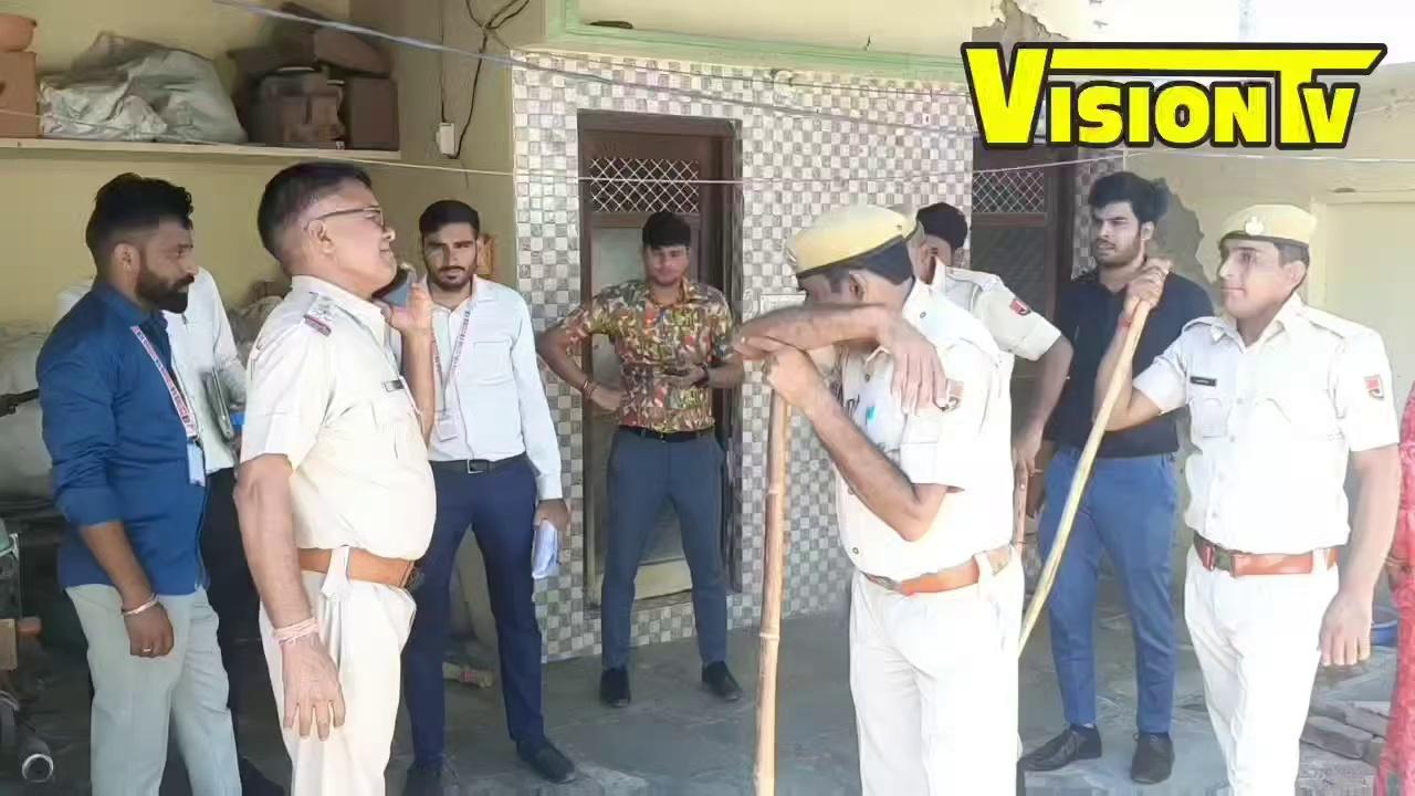 Churu ओम कॉलोनी में एक व्यक्ति ने 9 लाख का लोन नही चुकाया तो मकान को किया सीज़, सदर पुलिस रही मौजूद