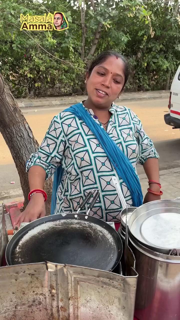 Cute couple selling delicious street food “Masala Dosa”
from Kolhapur