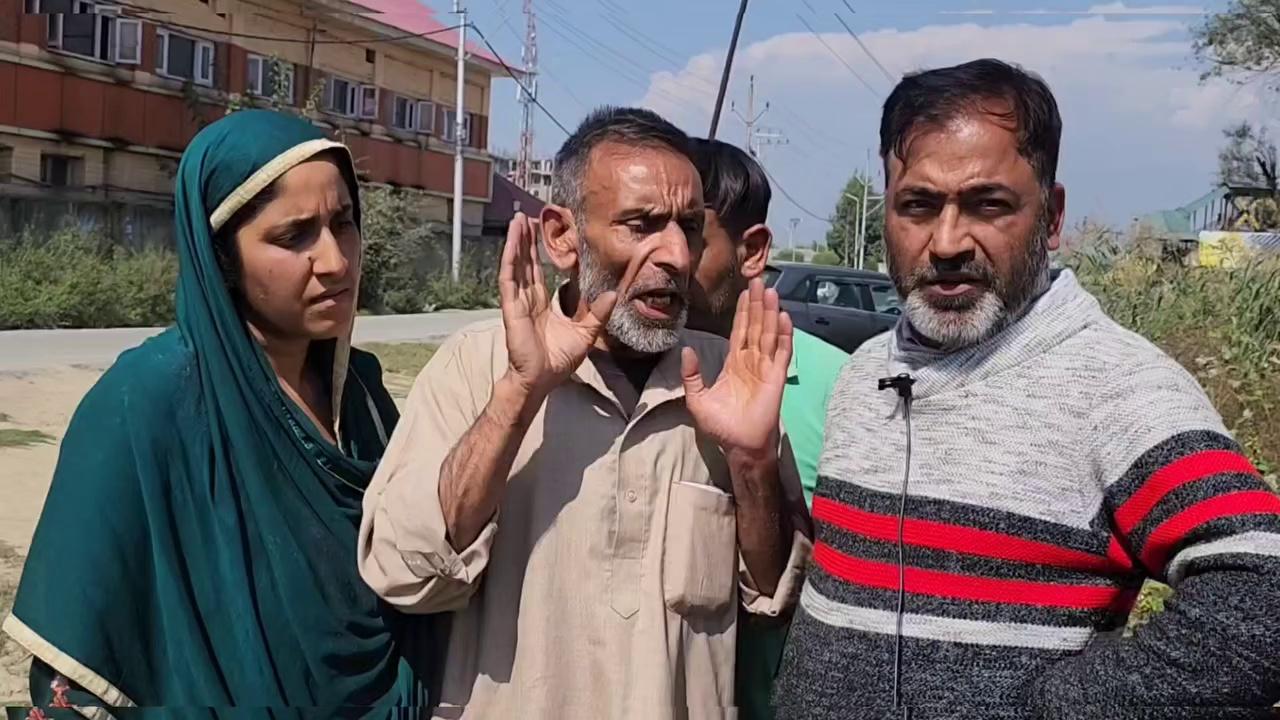 #share Budgam Family Alleges Police Bru__tality, says their Son Was badly B_€_aten