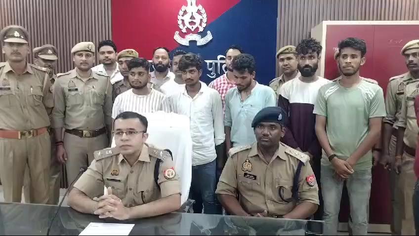 रायबरेली में दलित युवक की गोली मारकर की गई हत्या के मामले में रायबरेली पुलिस को मिली बड़ी सफलता, पुलिस ने हत्या में शामिल 6 हत्यारोपियों को मय आलाकत्ल के गिरफ्तार करके न्यायिक अभिरक्षा में भेजा जेल, पकड़े गए आरोपियों ने बताया कि त्योहार के दिन मृतक अर्जुन पासी ने नवीन सिंह मामूली कहासुनी के बाद थप्पड़ मार दिया था जिसका बदला लेने के लिए बदला लेने के लिए अर्जुन पासी की हत्या की गई थी, मामला नसीराबाद थाना क्षेत्र के पिछवरिया मजरे भुवालपुर सिसनी गांव का था जहां 11 अगस्त को रात लगभग 8:30 बजे बेचूलाल के 21 वर्षीय पुत्र अर्जुन पासी को यहीं के रहने वाले नवीन सिंह से नागपंचमी के दिन कुछ विवाद हुआ था, और अर्जुन पासी ने नवीन सिंह को कई थप्पड़ मार दिए थे,बताया जा रहा है कि इसी को लेकर देर रात नवीन सिंह ने साथियों समेत गांव के रहने वाले राजाराम पासी के घर के पास पहुंचकर अर्जुन सरोज को बुलवाया था। आरोप है कि अर्जुन सरोज जैसे ही राजाराम के घर के पास पहुंचा असलहे से लैस नवीन सिंह ने उसपर फायर कर दिया। गोली लगने से अर्जुन सरोज की मौके पर ही मौत हो गई। नवीन सिंह फायरिंग के बाद साथियों समेत मौके से फरार हो गया,उधर घटना की सूचना पाते ही भीम आर्मी से जुड़े लोगों ने मौके पर पहुँच कर हंगामा शुरू कर दिया है इस मामले में मृतक अर्जुन पासी के परिजनों के द्वारा सात लोगों के खिलाफ नाम जब तहरीर दी गई थी जिसमें पुलिस ने 6 हत्यारोपियों को गिरफ्तार करने के साथ ही उनके पास हत्या में प्रयुक्त 315 बोर का एक तमंचा भी बरामद किया पुलिस ने सभी हत्या आरोपियों को न्यायिक अभिरक्षा में जेल भेज दिया गया।