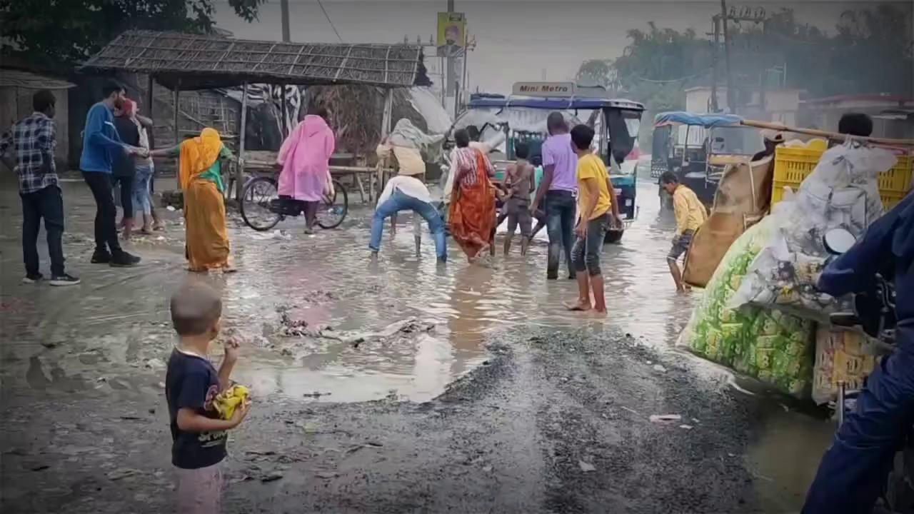 अररिया से कुर्साकांटा जाने वाली मुख्य सड़क
बोची चौक से मंटू चौक तक जर्जर सड़क का नज़ारा।