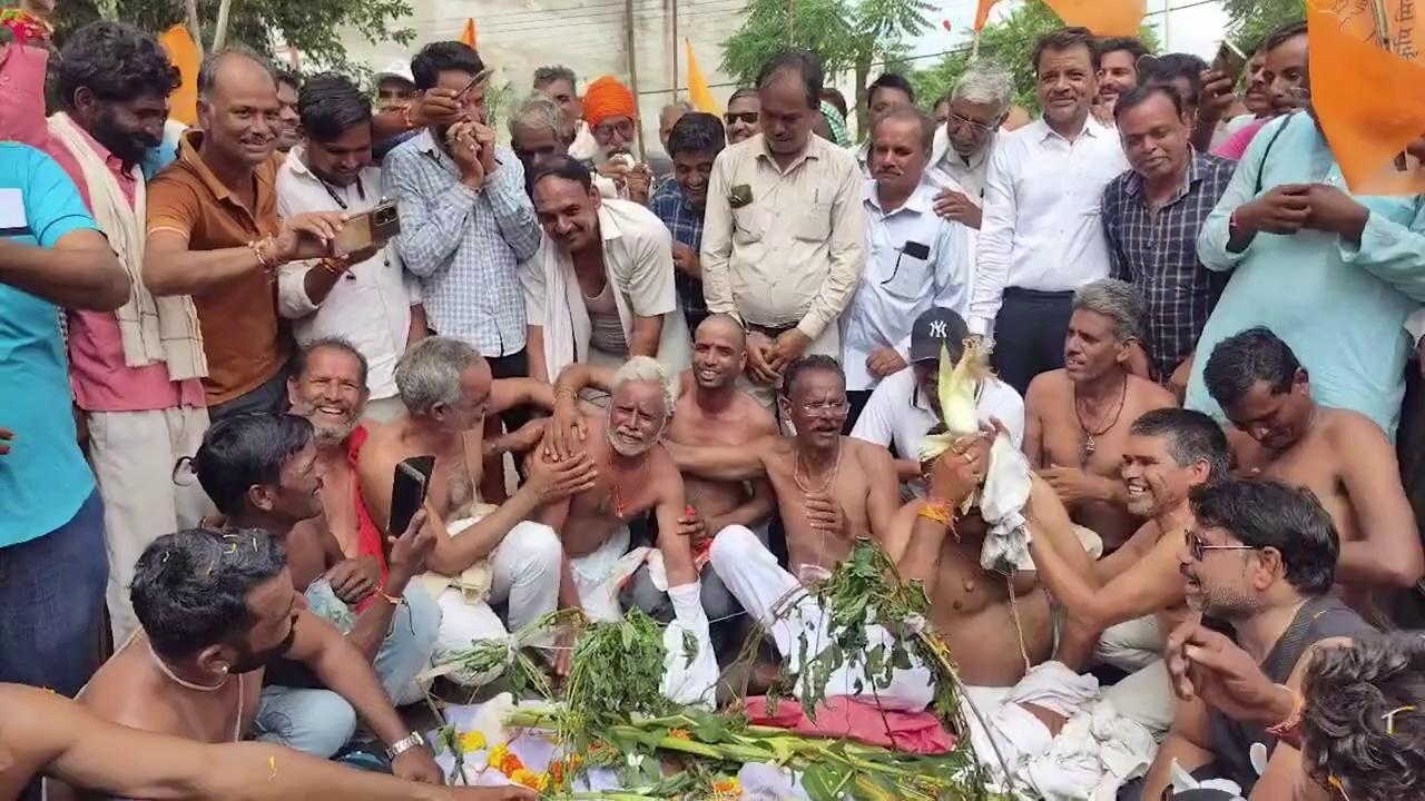 MP के Ashoknagar में किसानों का अनोखा प्रदर्शन