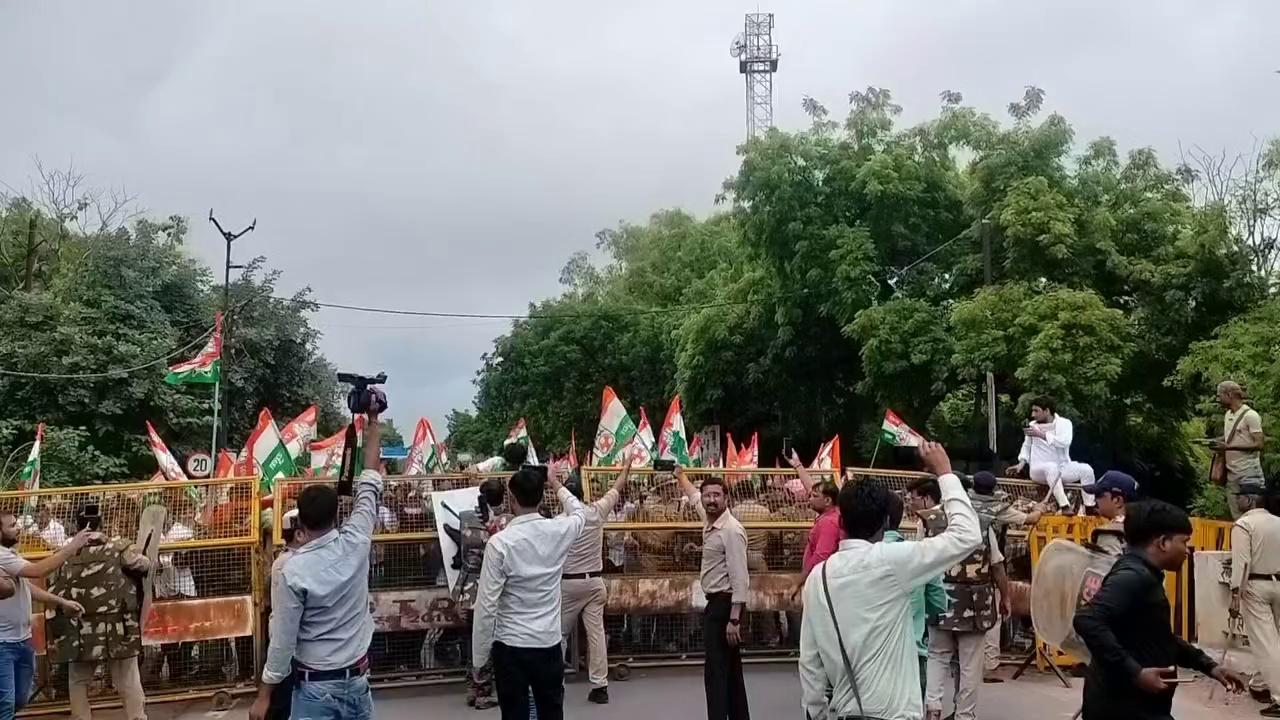 छतरपुर में क्या टावर तोड़ कांग्रेस ने हल्ला बोल कार्यक्रम कलेक्टर घेराव किया नीट परीक्षा और नर्सिंग घोटाले की प्रदर्शन में