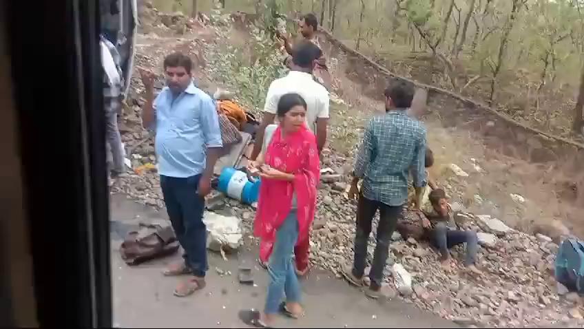 #Chittorgarh जिले के बड़ीसादड़ी थानांतर्गत बांसी के गांव के आगे लोक परिवहन की बस अनियंत्रित होकर घाटा क्षेत्र में पलटी खा गई, जिससे बस में सवार 29 यात्री घायल हो गये।
दरअसल #Udaipur से धरियावद जा रही लोक परिवहन की बस बांसी गांव के आगे मइदा घाटे पहुंची जहां अनियंत्रित होकर पलटी खा गई। हादसे में दौरान मौके पर हाहाकार मच गया। बस में 35 से अधिक यात्री सवार थे, जिसमें से 29 लोग घायल हो गये।