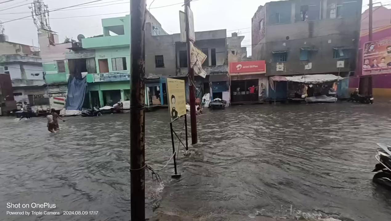 बुलंदशहर नगर में देवीपुरा शास्त्री पार्क से चार खम्बा रोड तक आज की बारिश में दुकानों व घरों में भरा पानी जय हो जय हो नगरपालिका।