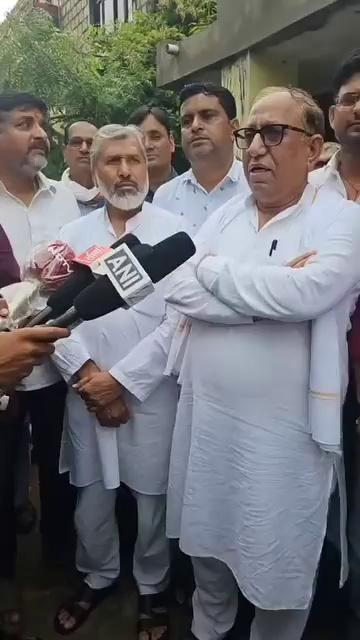 गंगापुर सिटी विधायक रामकेश मीना जिला कलेक्ट्रेट परिसर में मिडिया बंधुओ से रूबरू