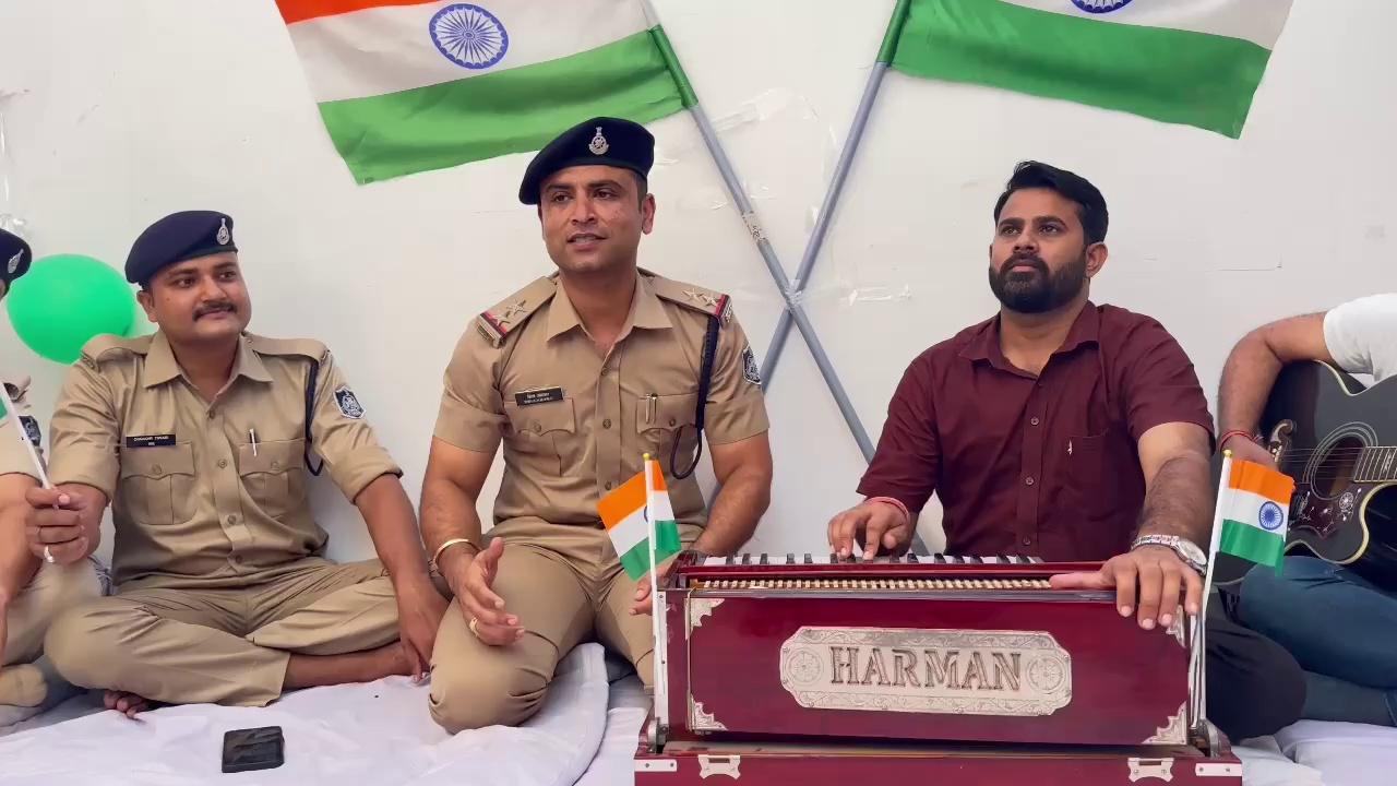 *रीवा : पुलिस के जाबाज पुलिस अधिकारी वर्तमान गोविन्दगढ़ थानेदार शिवा अग्रवाल, जो अब किसी परिचय के मोहताज नहीं है,*
*जी हाँ.. देश भक्ति का जज्बा और सदैव जन सेवा को सरोकार रखने वाले उप निरीक्षक शिवा अग्रवाल जो सदैव ही राष्ट्रीय पर्व के अवसर पर चाहे वह 15 अगस्त यानि स्वतंत्रता दिवस का अवसर हो य फिर गणतंत्र दिवस का पावन पर्व हो, वो अपनी गायकी से देश भक्ति का भाव अपने बोल से व्यक्त कर रहे है, पेश है स्वतंत्रता दिवस के पावन अवसर पर उनकी एक देश भक्ति गीत की प्रस्तुति, आप सुनें और गीत को आगे भी फारवर्ड करें, ताकि देश भक्ति का जूनून पूरे भारतवासियों पर बना रहे। धन्यवाद- जय हिंद ।
highlight Gaurav Bharat News CM Madhya Pradesh Asian News International (ANI)