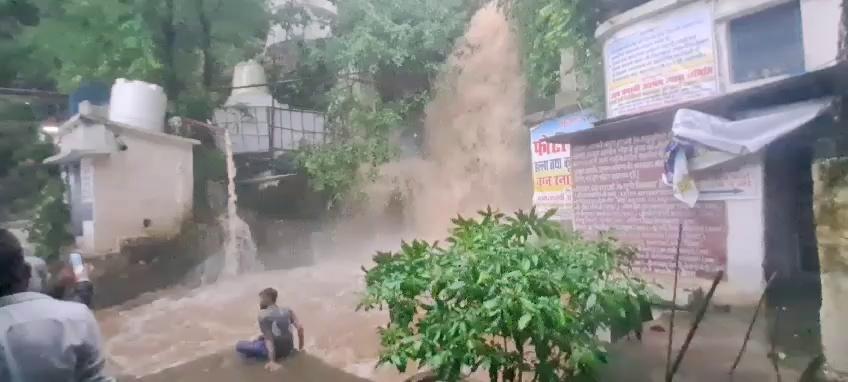 बारिश होने से अचानक dete 31 jul 2024 महादेव खोह का झरना में बढ़ोतरी।आज की तस्वीर।
#bihar Rohtas Vloggers Tilouthu Prakhand
highlight