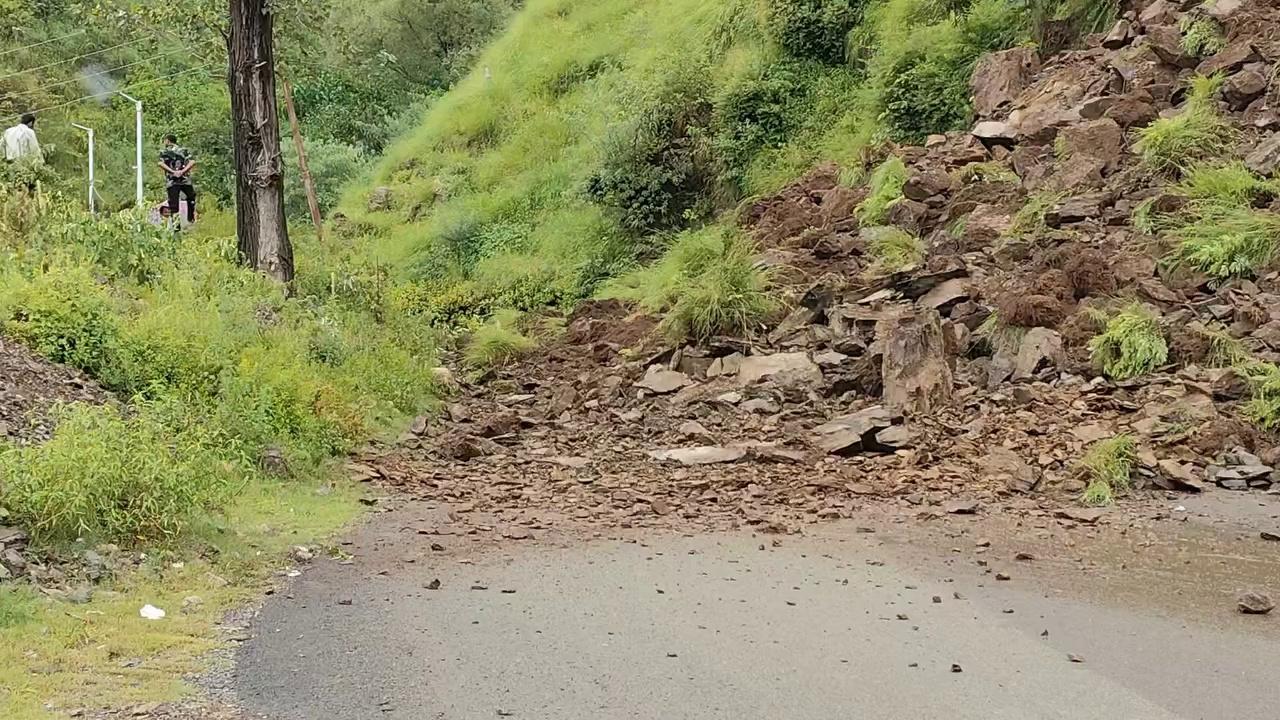 Massive land Slide on Shahdara Sharief road near petrol pump Bhangahi