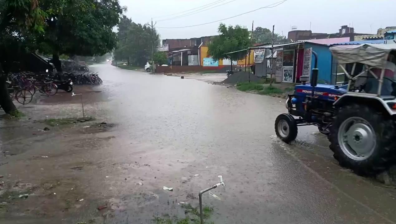 तमकुही राज विकास खंड के
देव पोखर कस्बा में पोखर में नहीं सड़क पर पसरा पानी,
विद्रोही कब रुकेगी शासन प्रशासन की मनमानी?
छोटे बच्चों की स्कूल के सामने लग रहा है पानी,
पानी में गिर सकते हैं बच्चे खराब होगा ड्रेस,
जिम्मेदार शीघ्र लें संज्ञान,
जानबूझकर मत बनो अनजान।