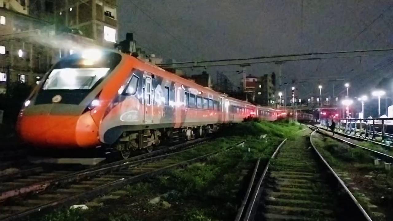 Arrival -Howrah Patna Vande Bharat Exp...