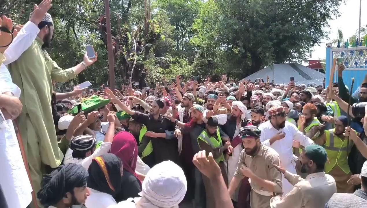 The seven-day annual Urs of Hazrat Syed Rasool Shah (RA), widely known as Nanga Baji Sahib, concluded with significant observances in Malangam Village, Bandipora district, North Kashmir. This year’s event saw an impressive turnout of thousands of devotees.