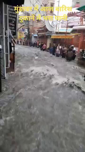 महुआ मंडावर में आज भारी बारिश दुकानों में भर पानी