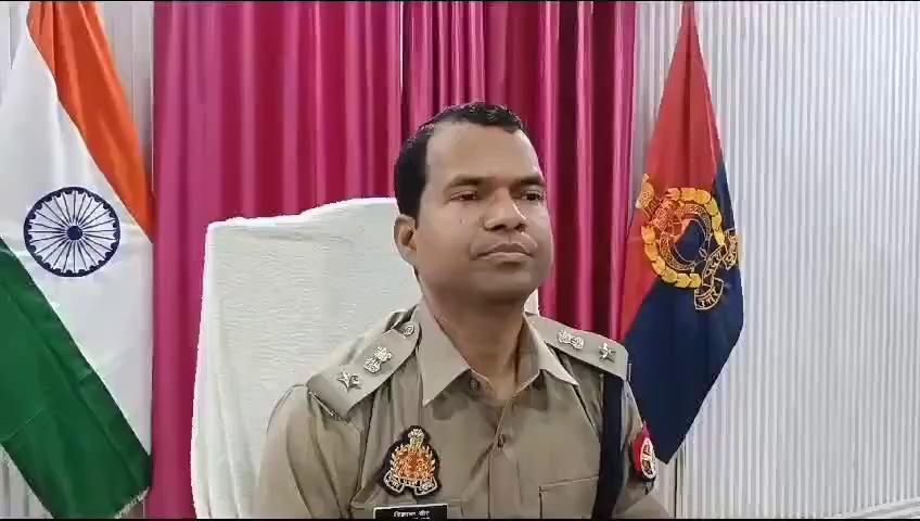 #बलिया - SHO द्वारा कांस्टेबल को छुट्टी न देने का मामला...
एसपी विक्रांत वीर का बयान :
मामले की जांच CO सिकंदरपुर को दी गई
बलिया पुलिस आरक्षी परिवार के साथ है।