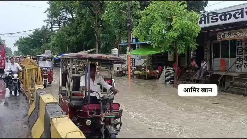 हरदोई :जिनके कांधो पर शहर के जल निकास की ज़िम्मेदारी, उनका ही आवास डूबा।
आवास -EO हरदोई नगर पालिका परिषद