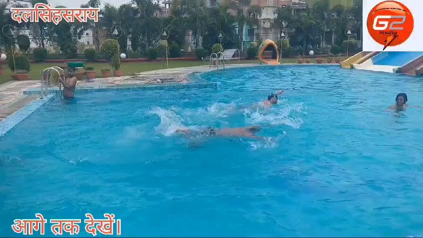भीषण गर्मी में दलसिंहसराय भाव्या रिसोर्ट में कुछ लोग स्विमिंग पूल का आनंद लेते हुए।