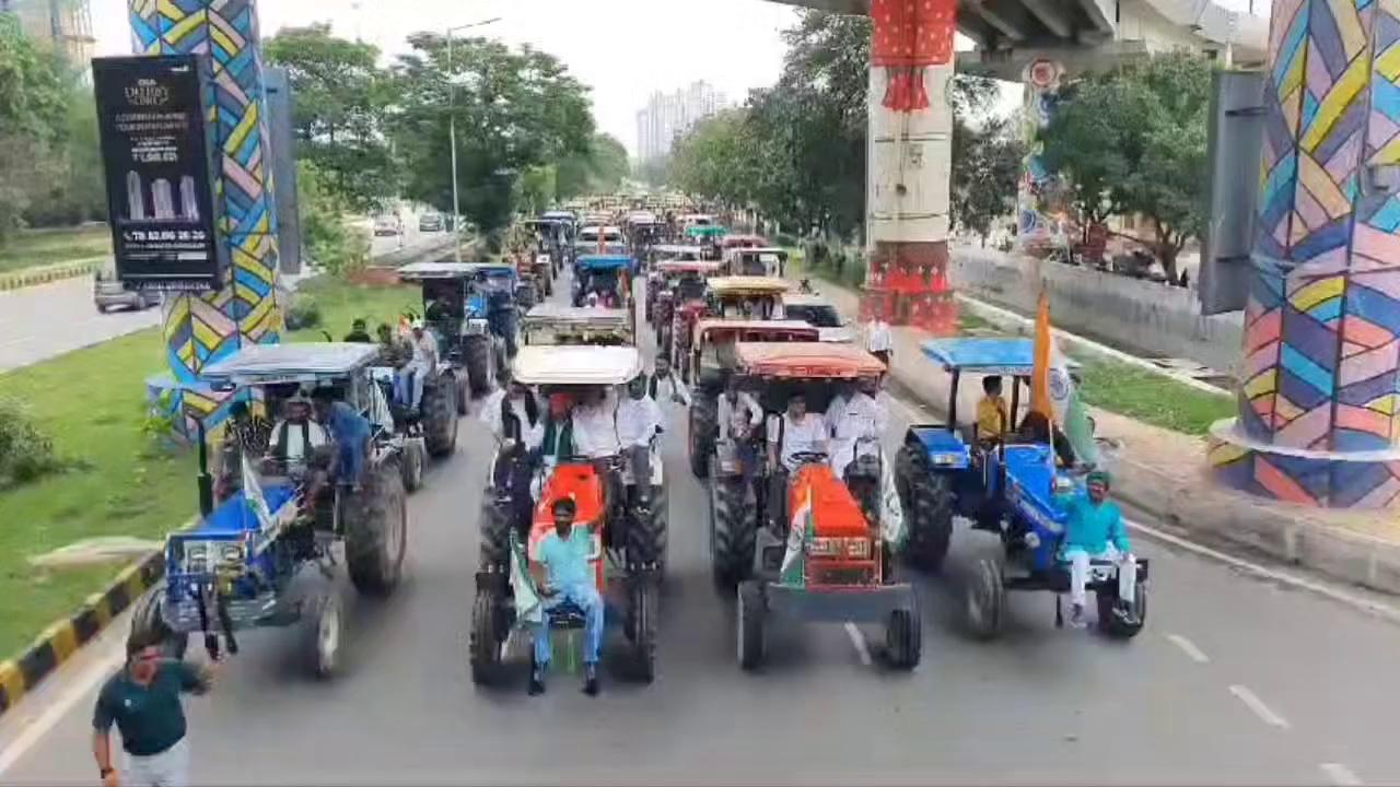 किसानों ने अपनी मांगों को लेकर निकाला ट्रैक्टर मार्च
संयुक्त किसान मोर्चा के आह्वान पर निकाला ट्रैक्टर मार्च
ट्रैक्टर मार्च को देखते हुए सुरक्षा में भारी पुलिस बल तैनात किसान अपनी मांगों को लेकर ट्रैक्टर मार्च निकाल रहे हैं जीरो प्वाइंट से सूरजपुर तक किसान निकाल रहे ट्रैक्टर मार्च