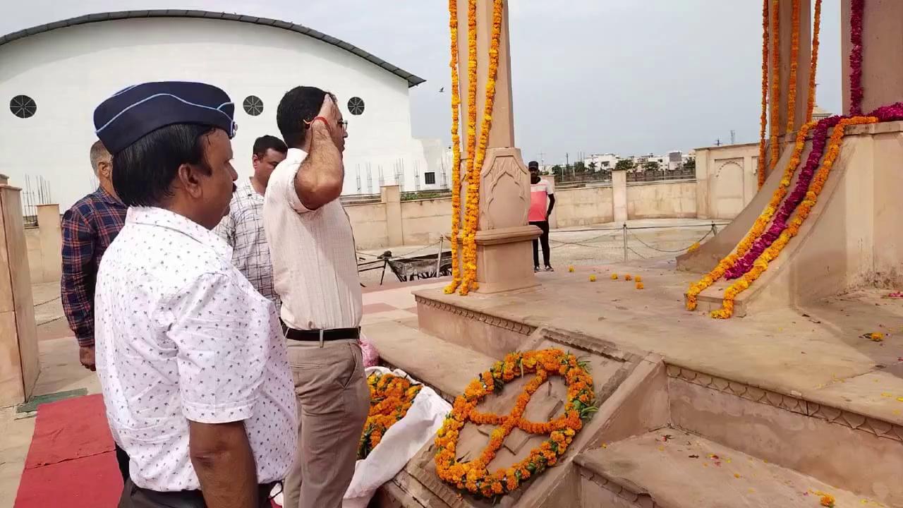 भरतपुर। राजस्थान के भरतपुर में कारगिल विजय दिवस का 25वां समारोह लोहागढ स्टेडियम स्थित वार मेमोरियल स्थल पर वीर शहीदों के नाम पुष्पचक्र अर्पित कर मनाया गया। जिला कलक्टर डॉ. अमित यादव सहित पूर्व सैनिकों ने पुष्प चक्र अर्पित करते हुए वीर शहीदों को नमन कर श्रद्धांजलि दी। इस मौके पर जिला सैनिक कल्याण अधिकारी कर्नल राजेन्द्र सिंह, कर्नल विजय सिंह, कर्नल तेजराम, कर्नल ओमवीर सिंह, कैप्टेन लेखराज, पूर्व सैनिक सेवा परिषद के अध्यक्ष सुदेश शर्मा, कर्नल रणवीर सिंह सहित जनप्रतिनिधियों ने पुष्प चक्र अर्पित कर कारगिल शहीद सहित समस्त वीर शहीदों की कुर्बानियों का स्मरण कर उन्हें श्रद्धांजलि दी। कार्यक्रम के दौरान हवलदार रम्मो सिंह ने शहीद स्थल पर गार्ड की नियुक्ति एवं शहीद स्थल पर आसामाजिक तत्वों पर रोक लगाने की मांग की। कार्यक्रम के समापन पर पूर्व सैनिक सेवा परिषद के अध्यक्ष सुदेश शर्मा ने सभी को धन्यवाद ज्ञापित किया।