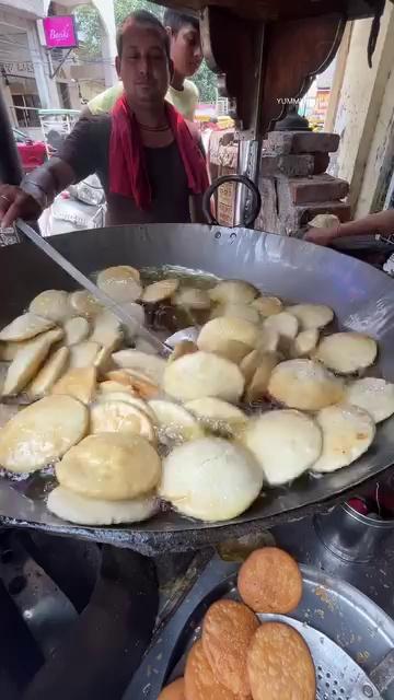 Kanpur ki Famous khasta Kachori
गोली की रफ़्तार की तरह बिकती है