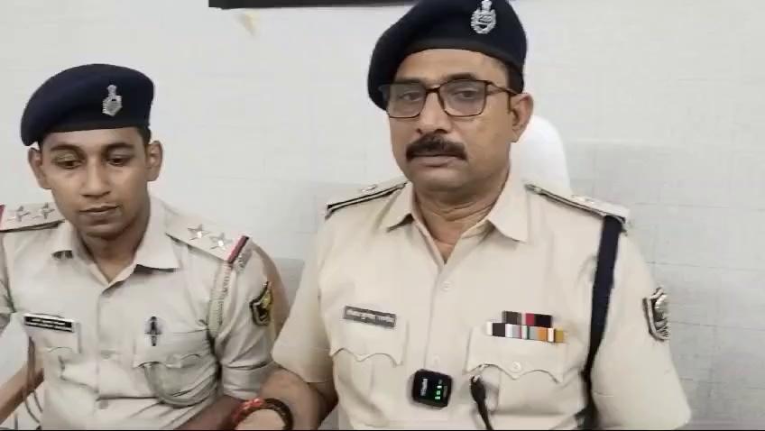 समस्तीपुर पुलिस की त्वरित कार्रवाई करते ताजपुर थाना अंतर्गत अनुराग कुमार चौधरी हत्या कांड का आरोपी गिरफ्तार इस बात की जानकारी देते हुए एएसपी संजय कुमार पांडेय।