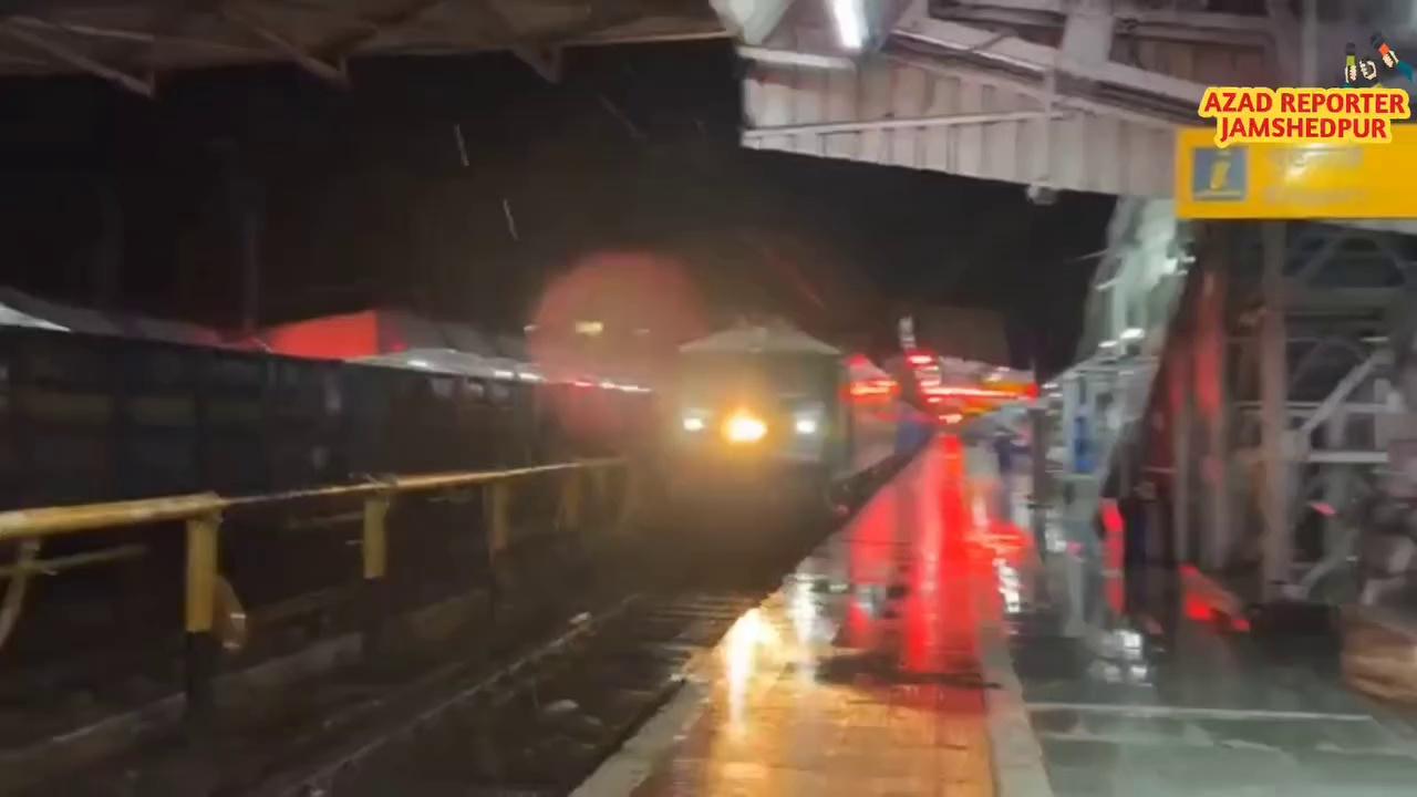 चक्रधरपुर रेल डिवीजन में हुए हावड़ा मुंबई रेल हादसा के मरम्मत कार्य के बाद एक बार फिर ट्रेन परिचालन हुआ शुरू।