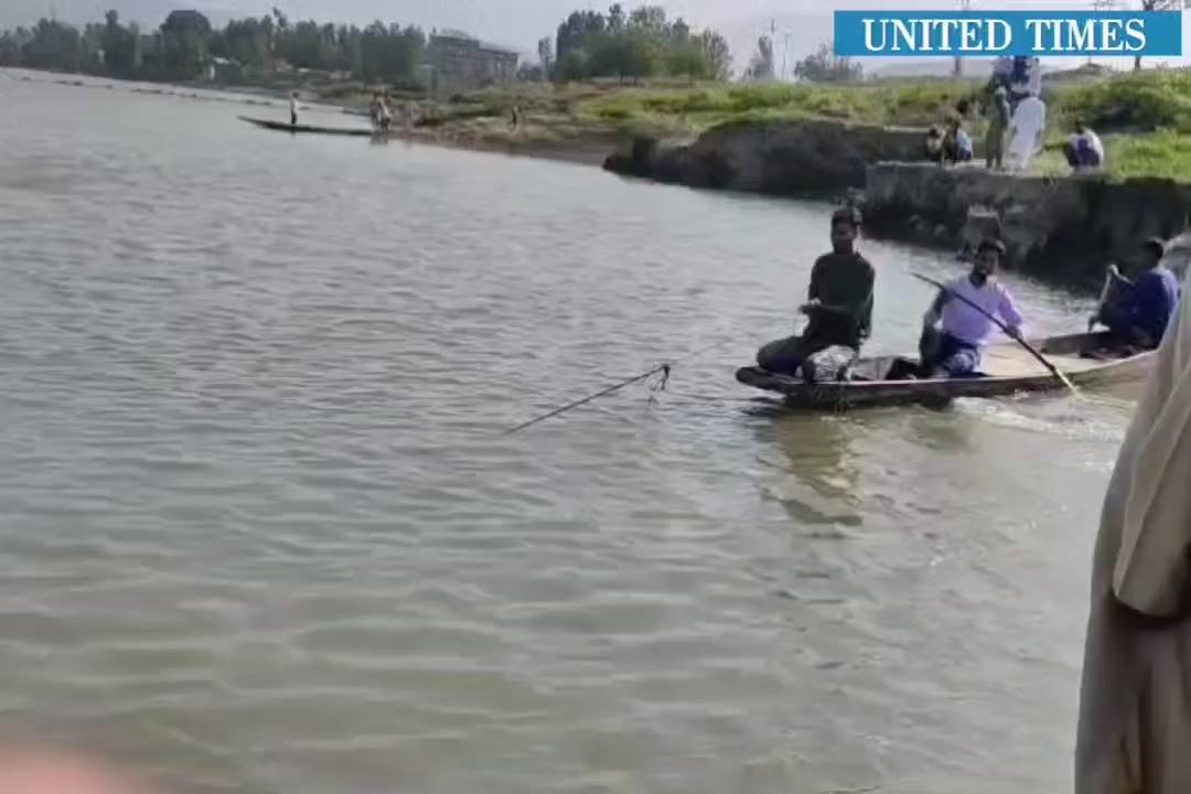 A non-local drowned while taking a bath at Ladoora Rafiabad. According to locals, Mohammad Farhan, son of Mohammad Furkan from Saharanpur, Uttar Pradesh, drowned while bathing in the Jhelum River. Locals, J&K Police, and the Indian Army are currently working to retrieve his body.