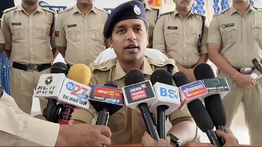 देवेंद्रनगर पुलिस को मिली सफलता
सस्ते दाम में बिल्डिंग मटेरियल बेचने के नाम पर ठगी करने वाले दो आरोपियों गिरफ्तार
पन्ना पुलिस अधीक्षक ने किया खुलासा
एंकर- पन्ना जिले की देवेंद्रनगर थाना पुलिस ने ठग गिरोह के 2 सदस्यों को गिरफ्तार किया है। आरोपियों के पास से 54 हजार रुपए बरामद किए गए हैं। यह ठग गिरोह लोगों को फोन पर सस्ते दामों में ईंट,सीमेंट, गिट्टी एवं रेत उपलब्ध कराने की लालच देकर ठगी का शिकार बनाते थे। इसके बाद खाते में पैसे डलवाकर मोबाइल बंद कर लेते थे। दोनों आरोपी भोपाल शहर के बताए जा रहे हैं।