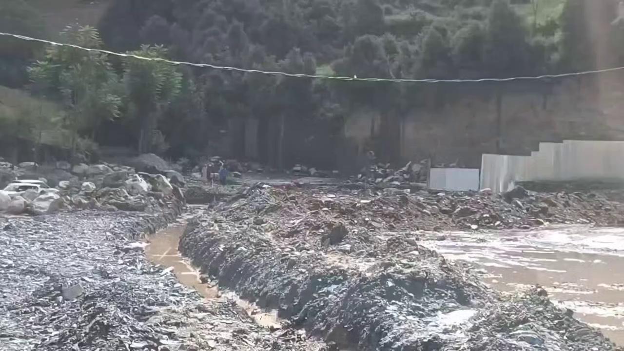 Water logging near Berwar on Kishtwar -Padder road due to road side dumping of muck. Watch, like, share & follow page for latest updates