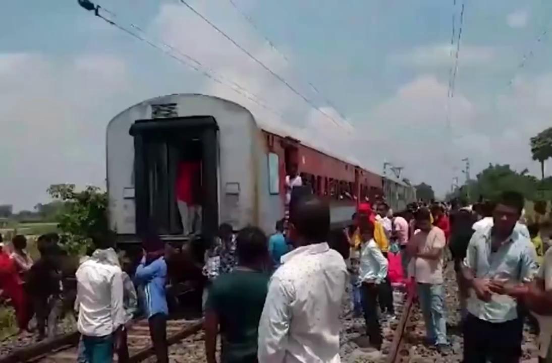 Samastipur, Bihar: A major rail accident was narrowly avoided !Sampark Kranti Express, split into two parts on 29.07.2024.