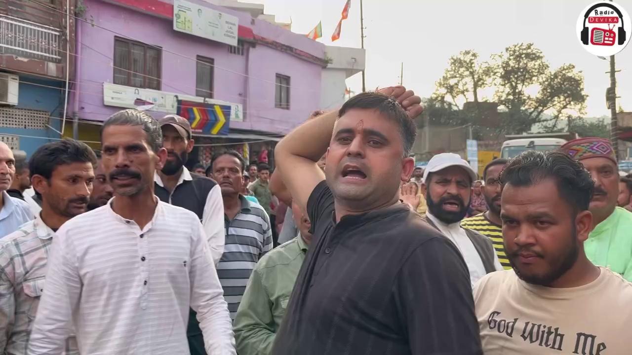 पिछले रविवार को बस स्टैंड में कोऑपरेटिव सोसाइटी के ऊपर खोखा को पेंट करते समय सीडी से फिसल जाता है और नीचे गिर जाता है और काफी जख्मी हो जाता है उसको उप जिला हंस अस्पताल रामनगर ले जाया जाता है और उसको वहां से जो है जेएमसी उधमपुर रेफर किया जाता है और वहां से उसको जो है जीएमसी जम्मू रेफर किया जाता है और वहां पर उपचार के दौरान उसकी जो है आज मृत्यु हो जाती है उसके परिवार द्वारा जो है रोड जाम करके रोज प्रदर्शन किया गया और कोऑपरेटिव सोसाइटी द्वारा जो है उसको मुआवजा देने का वादा किया गया और लिखित में भी दिया गया और आगे जो भी इंश्योरेंस जो भी उसका क्लेम होगा वह उसको मिलेगा