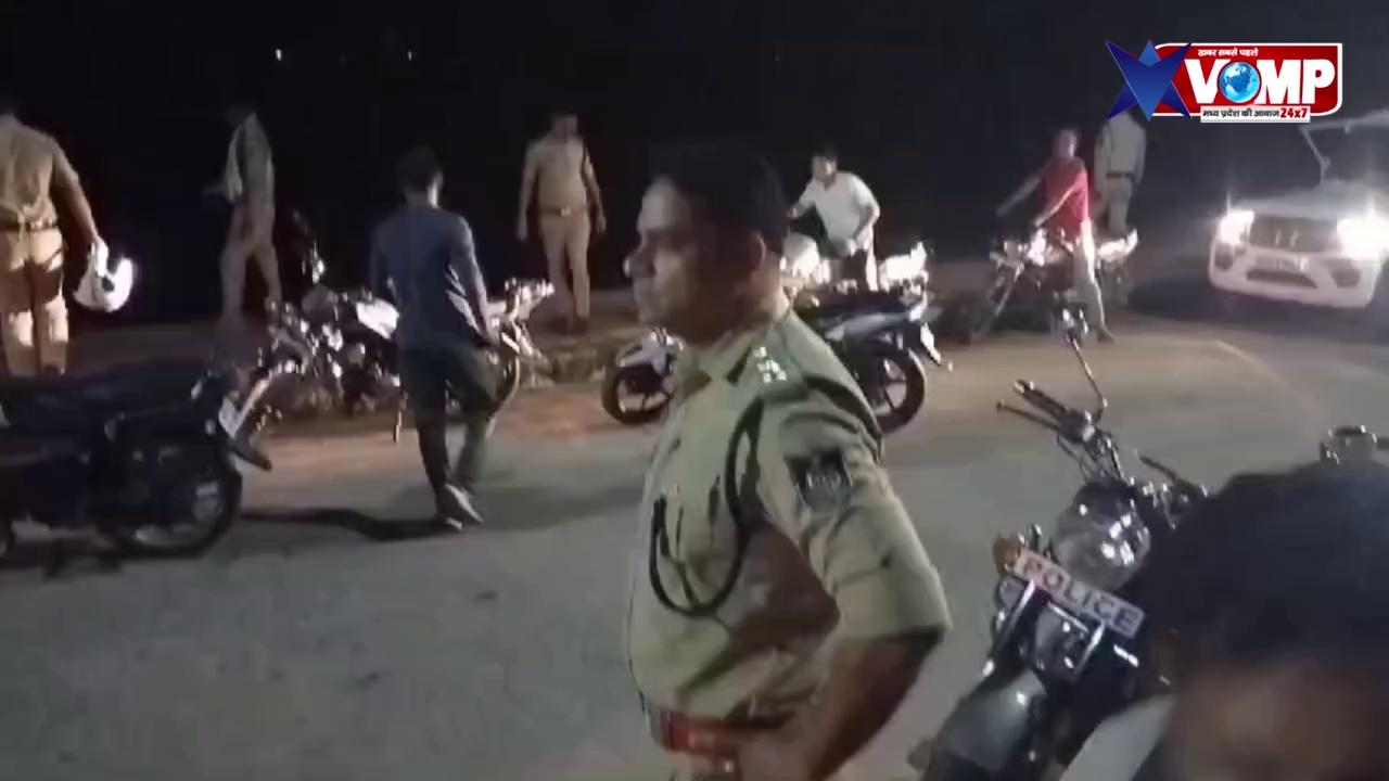 शिवपुरी जिले में पिछोर पुलिस ने किया मोटरसाइकिल से नगर का भ्रमण खुले में नशा करने वालों की धरपकड़