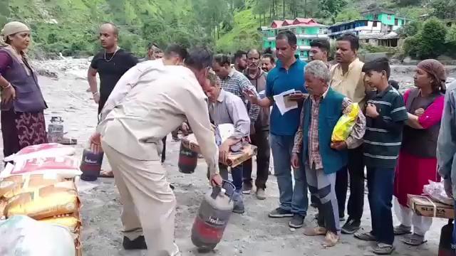 निरमंड क्षेत्र क़े अंतर्गत "बाढ़ प्रभावित क्षेत्र बागीपुल" में आपदा प्रभावित परिवारों के लिए आज राहत सामग्री बांटी ।