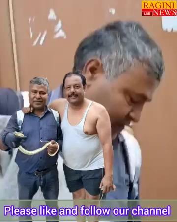 वैशाली जिले के हाजीपुर के एक घर से Dr .Shravan Kumar ने एक वाटर snake को रेस्क्यू किया।