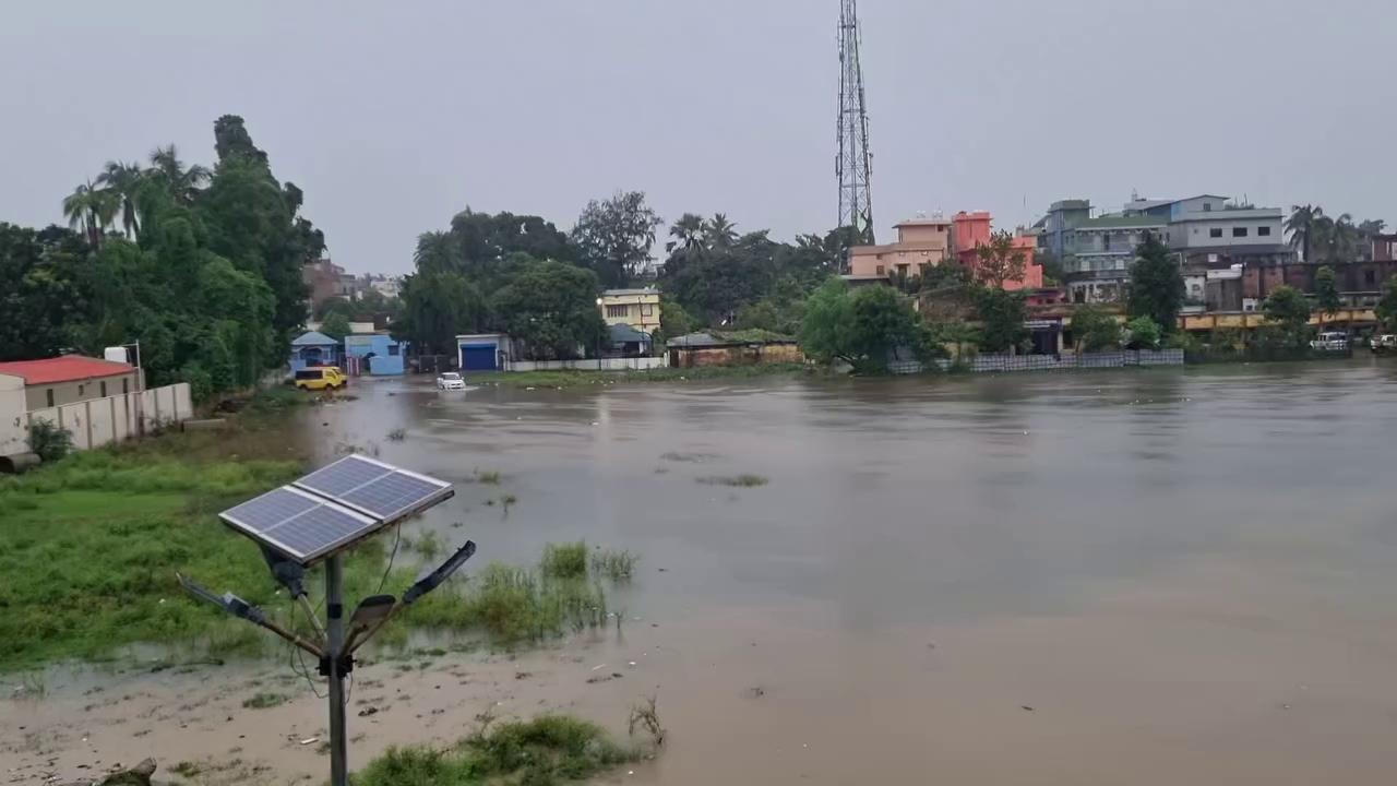 बीरपुर बराज से साढ़े पांच लाख क्यूसेक पानी छोड़ने की अपवाह का बाजार अब गर्म होगा,सरकार अपने स्तर से हर एक जिले को अब अलर्ट जारी करेगा और अंधुन पैसा का बहाव होगा !!
किसी का आपदा किसी के अवसर की कहानी,,
ये पानी का बाजार है,लोगों के जान की सच्चाई।।