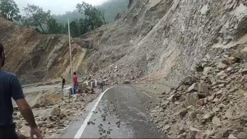 सिरमौर के शिलाई क्षेत्र के हेवणा के पास गिरी पहाड़ी..शेष प्रदेश से कटा संपर्क...