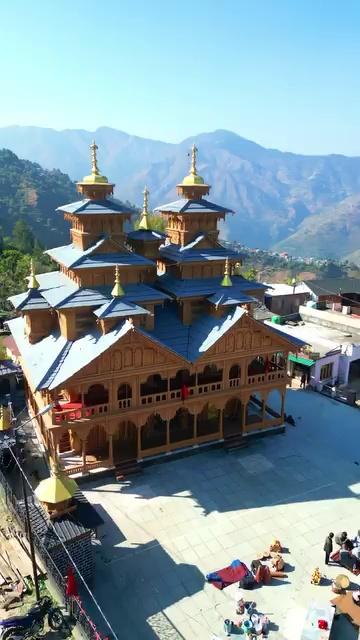 Jai Uttarakhand.Uttarakhand also know as devo ki bhoomi has number of temples.And you're coming to Uttarakhand and want to witness peace this temple should be in your bucket list.This place is Bisoi located in the mountains of chakrata in Uttarakhand.Chakrata is a hillstation near Dehradun city.Bisoi temple is all wooden made temple dedicated to Mahasu devta.It is one of the best made temple in have ever seen.