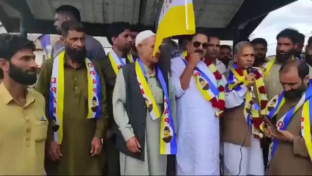 Prominent political leader and Block President of PDP Devsar, Abdul Rashid Ganie Sahib, along with dozens of workers, joined the Democratic Progressive Azad Party today. The induction was held in Devsar in the presence of Party Provincial President Kashmir and Former MLA Devsar, Mohammad Amin Bhat.