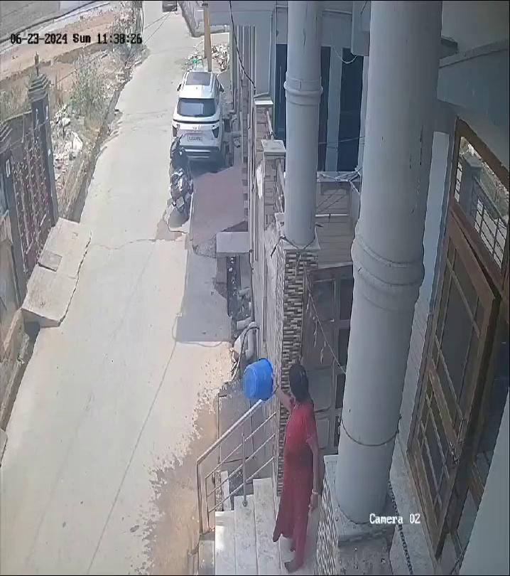 खैरथल में घर के बाहर खड़ी महिला के गले से चेन स्नैचर तोड़ ले गए सोने की चेन
घटना हुई घर के बाहर लगे सीसीटीवी कैमरे में कैद