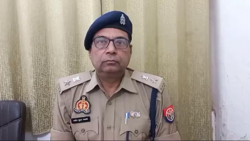 उत्तर प्रदेश के जनपद शाहजहाँपुर के तिलहर थाना कोतवाली व SOG सरविलांस कीक सयुक्त कार्यवाही में आज दिनांक 10.08.24 को मादक पदार्थ स्मैक की तस्करी करने वाले अभियुक्त फरमान खाँ को लगभग 68 लाख 70 हजार रु0 अन्तर्राष्ट्रीय बाजार की कीमत की 687 ग्राम स्मैक के साथ गिरफ्तारी के संबंध मे श्री मनोज कुमार अवस्थी, अपर पुलिस अधीक्षक महोदय की बाइट!