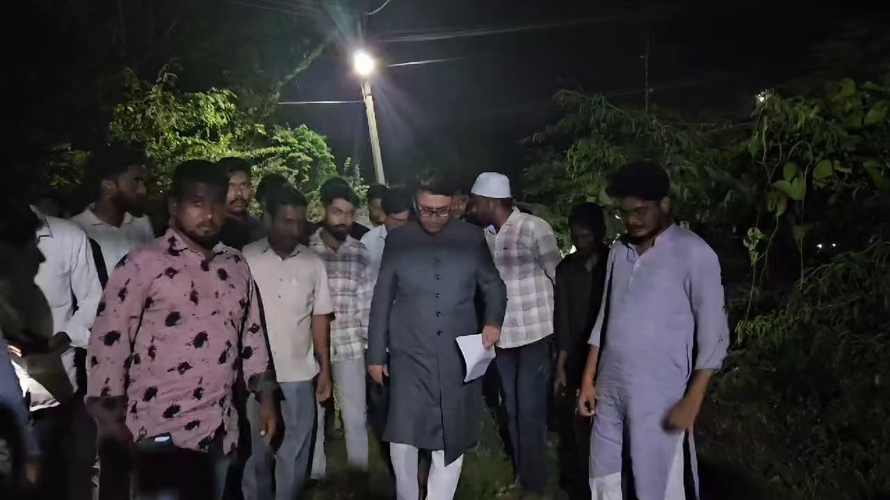 One minor girl kidnapped & raped by Congress Counsellor in Bodhan, Nizamabad District, Amjed Ullah Khan meets the victim family and helps her with Rs/ 50,000 :