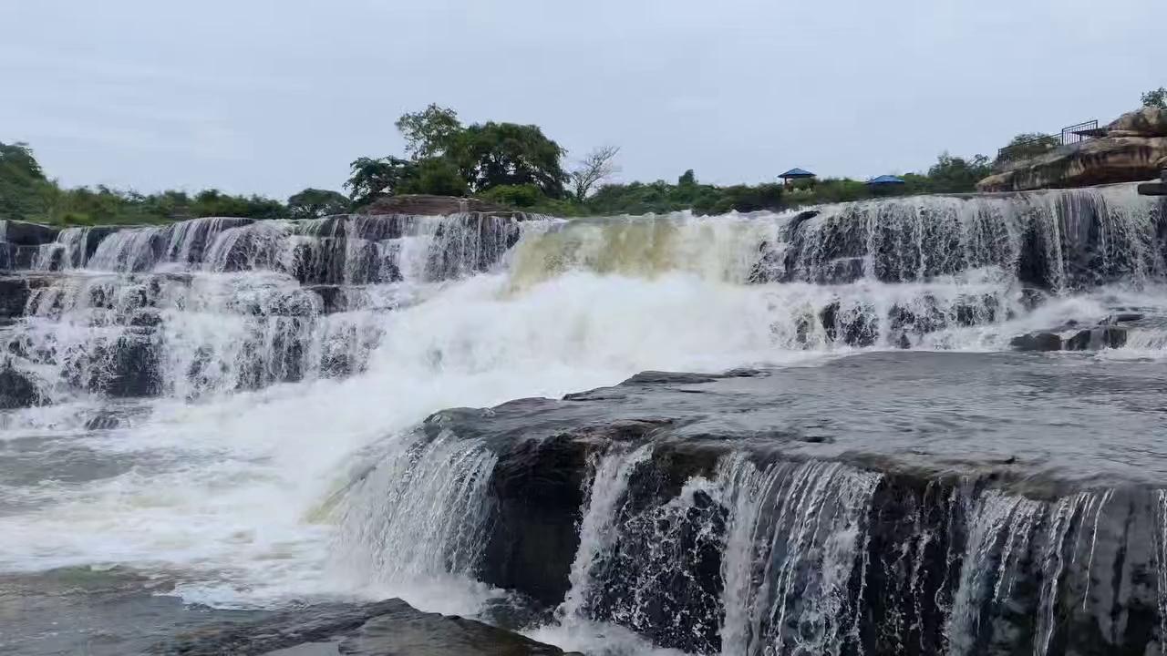 मोती कुंड वाटरफॉल सासाराम (Moti Kund Waterfall)
बिहार के जिला रोहतास के सासाराम स्थित एक सुंदर प्राकृतिक जलप्रपात है। यह स्थान अपनी प्राकृतिक सुंदरता और शांत वातावरण के कारण स्थानीय और बाहरी पर्यटकों के बीच लोकप्रिय है।